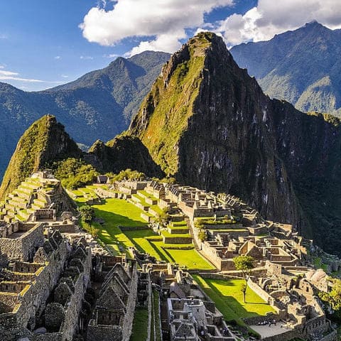 Vista panorámica de Machu Picchu al amanecer sin multitudes